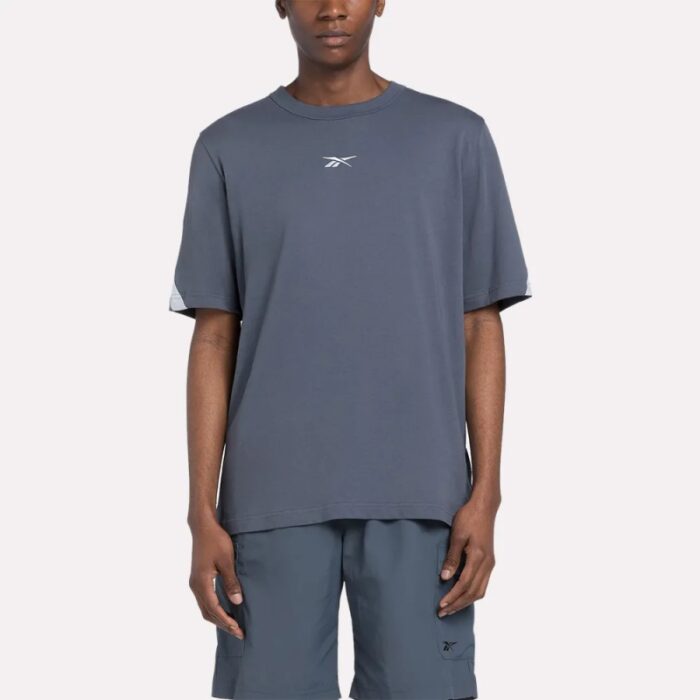 ⁦تيشيرت ريبوك كلاسيك براند بروند للجنسين لون أزرق- Reebok Unisex' Classic Brand Proud T-Shirt⁩ - الصورة ⁦3⁩