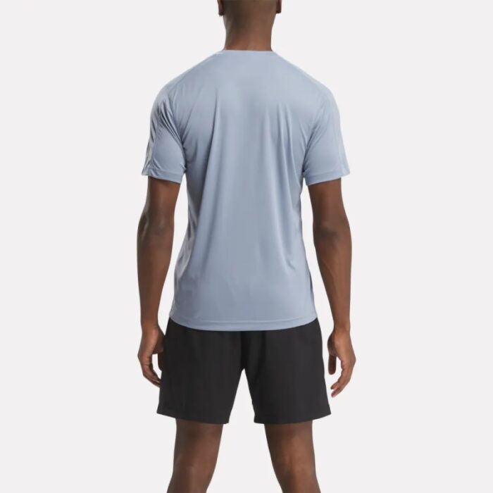 ⁦تيشيرت ريبوك تيك للرجال لون أزرق- Reebok Men' Short Sleeve Tech T-Shirt⁩ - الصورة ⁦2⁩