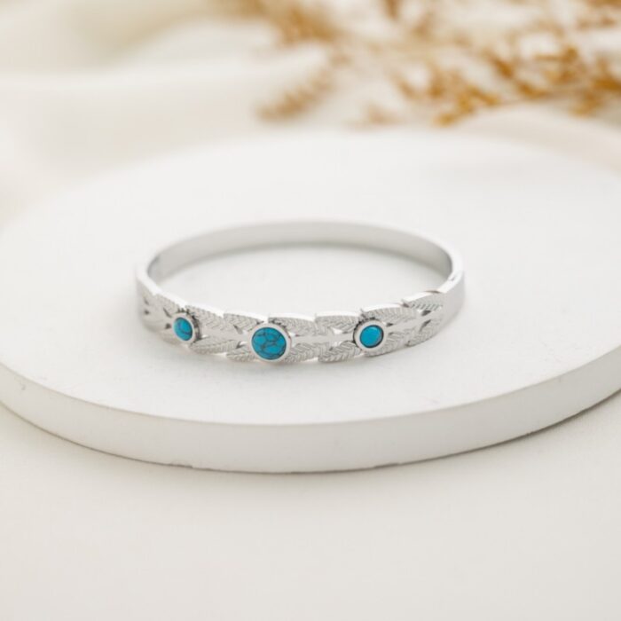 10334510_67dc4a15777d2 سوار فضي بتصميم سنبلة وأحجار زرقاء - الصورة 1