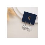 حلق فضي بتصميم دائري بداخله وردة