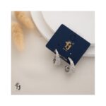 حلق فضي بتصميم هلال