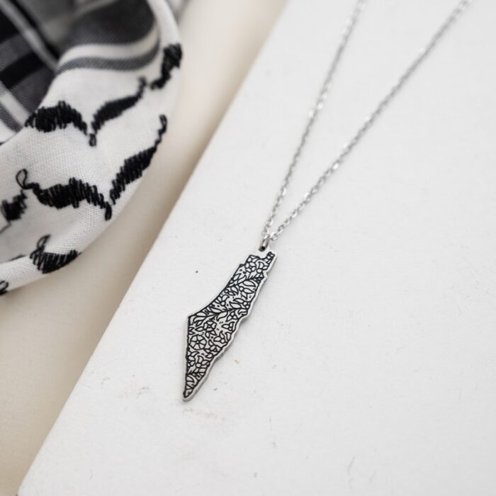 10334623_67dc4aa4db864 سلسال فضي بتصميم ورود على شكل خارطة فلسطين - الصورة 1