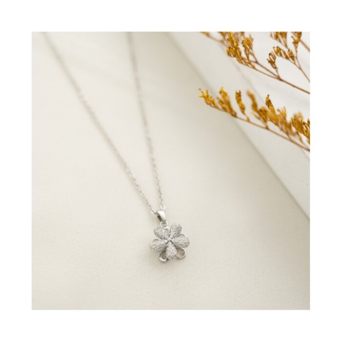 ⁦سلسال فضي بتصميم وردة⁩ - الصورة ⁦1⁩