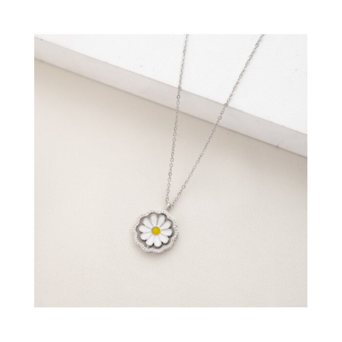 10334674_67dc4b032982a سلسال فضي بتصميم وردة لون أبيض وأصفر - الصورة 1