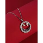 سلسال فضي بتصميم دائري ونحلة