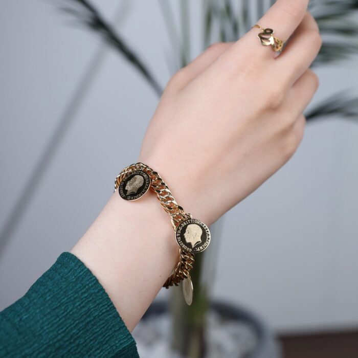 ⁦سوار ذهبي بتصميم جنزير مع 5 ليرات انجليزي⁩ - الصورة ⁦2⁩