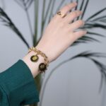 ⁦سوار ذهبي بتصميم حلقات مع 5 ليرات انجليزي⁩ - الصورة ⁦2⁩