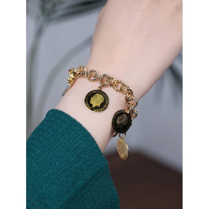 ⁦سوار ذهبي بتصميم حلقات مع 5 ليرات انجليزي⁩ - الصورة ⁦3⁩
