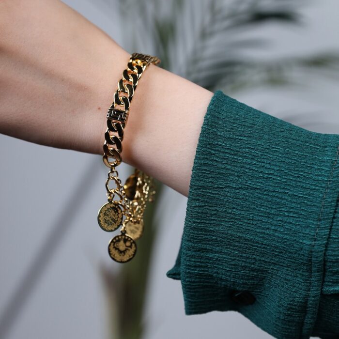 10334696_67dc4b24c24da سوار ذهبي بتصميم جنزير فيرزاتشي مع 5 ليرات رشادي - الصورة 1