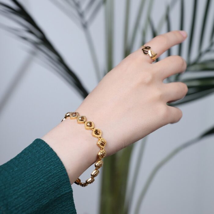 ⁦سوار ذهبي بتصميم مربعات⁩ - الصورة ⁦2⁩