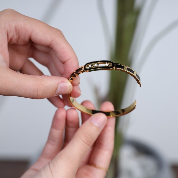 10334699_67dc4b299aca6 سوار ذهبي وأسود - الصورة 1