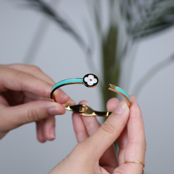 10334700_67dc4b2a870d7 سوار ذهبي مع تركواز بتصميم وردة فان كليف - الصورة 1