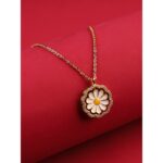 ⁦سلسال ذهبي بتصميم وردة لون أبيض وأصفر⁩ - الصورة ⁦2⁩