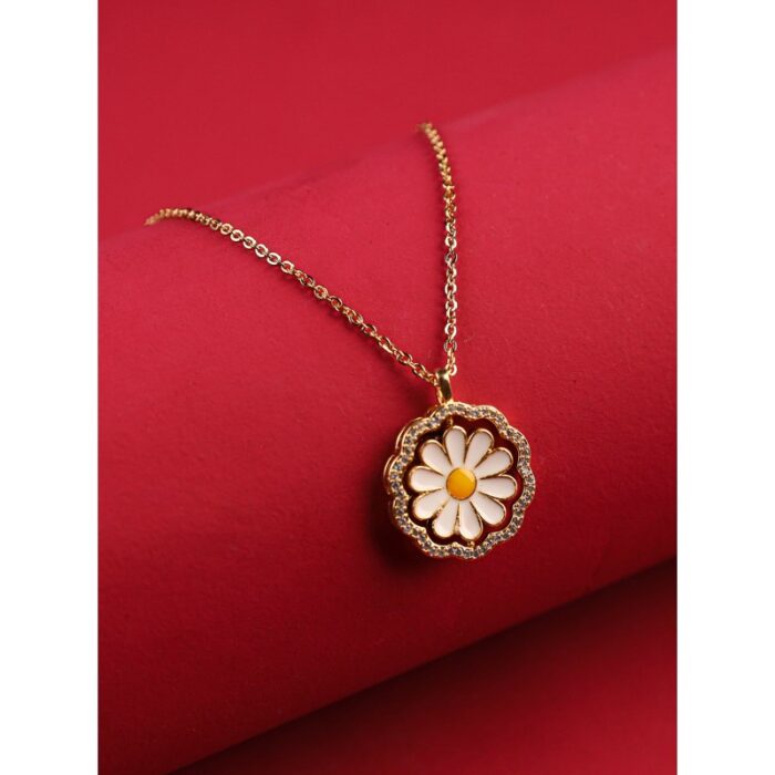 ⁦سلسال ذهبي بتصميم وردة لون أبيض وأصفر⁩ - الصورة ⁦2⁩