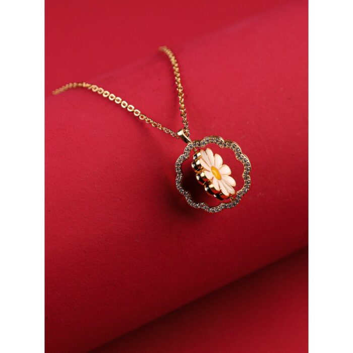 ⁦سلسال ذهبي بتصميم وردة لون أبيض وأصفر⁩ - الصورة ⁦3⁩