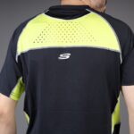 ⁦تيشيرت سكيتشرز قطنية للرجال لون اسود⁩ - الصورة ⁦4⁩