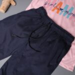 ⁦طقم قطعتين تيشيرت وشورت للأطفال لون زهري وكحلي⁩ - الصورة ⁦3⁩