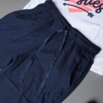 ⁦طقم قطعتين تيشيرت وشورت للأطفال لون أبيض وكحلي⁩ - الصورة ⁦2⁩