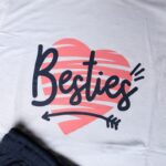 ⁦طقم قطعتين تيشيرت وشورت للأطفال لون أبيض وكحلي⁩ - الصورة ⁦3⁩