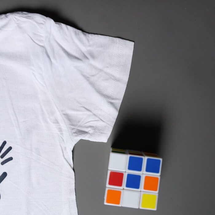 ⁦طقم قطعتين تيشيرت وشورت للأطفال لون أبيض وكحلي⁩ - الصورة ⁦5⁩