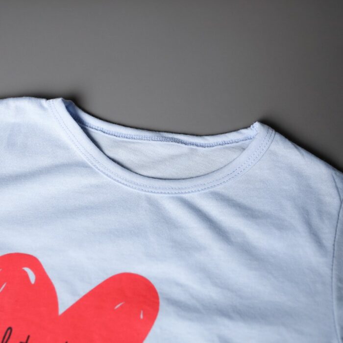 ⁦طقم قطعتين تيشيرت وشورت للأطفال لون أزرق بارد وأسود⁩ - الصورة ⁦5⁩