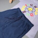 ⁦طقم قطعتين تيشيرت وشورت للأطفال لون بنفسجي وكحلي⁩ - الصورة ⁦3⁩