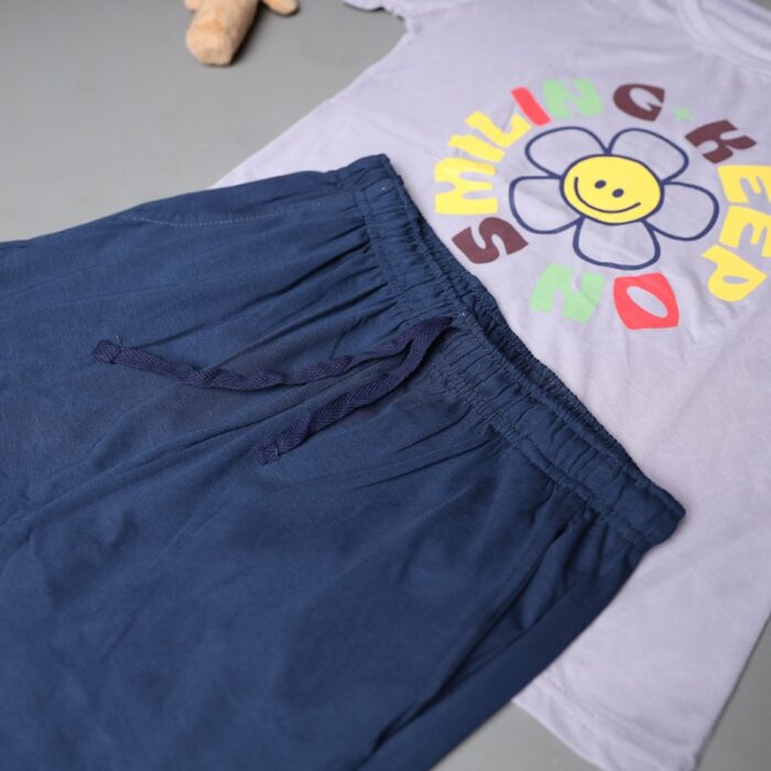 ⁦طقم قطعتين تيشيرت وشورت للأطفال لون بنفسجي وكحلي⁩ - الصورة ⁦3⁩