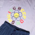 ⁦طقم قطعتين تيشيرت وشورت للأطفال لون بنفسجي وكحلي⁩ - الصورة ⁦4⁩