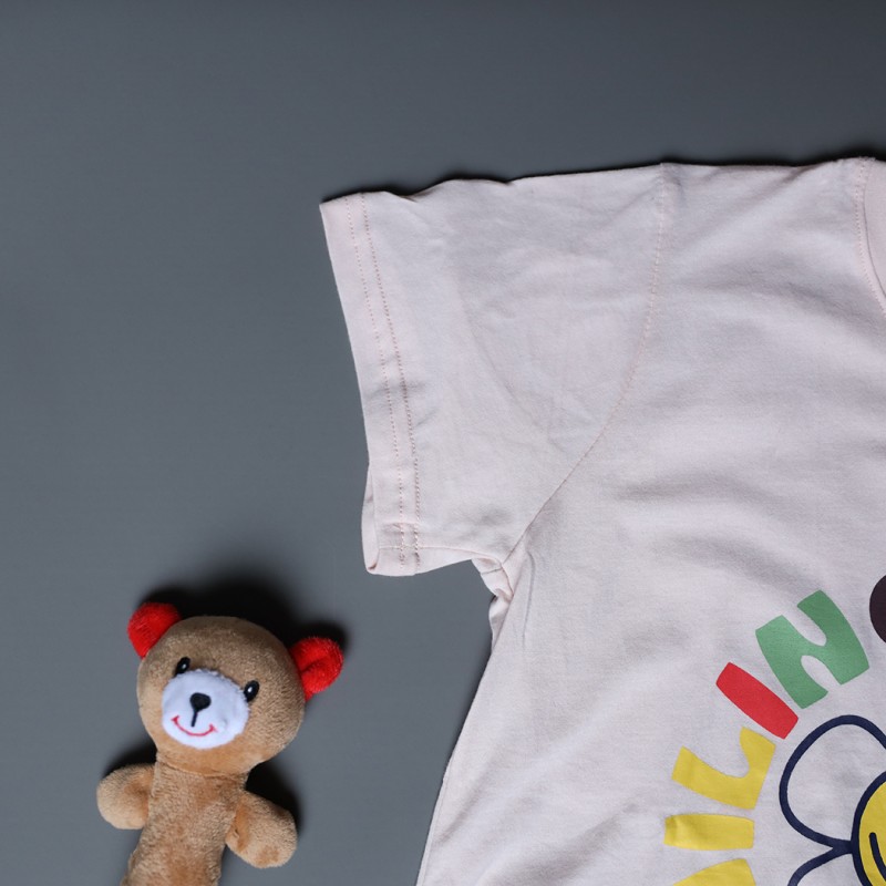 ⁦طقم قطعتين تيشيرت وشورت للأطفال لون زهري فاتح⁩ - الصورة ⁦1⁩