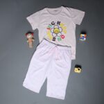 ⁦طقم قطعتين تيشيرت وشورت للأطفال لون زهري فاتح⁩ - الصورة ⁦2⁩