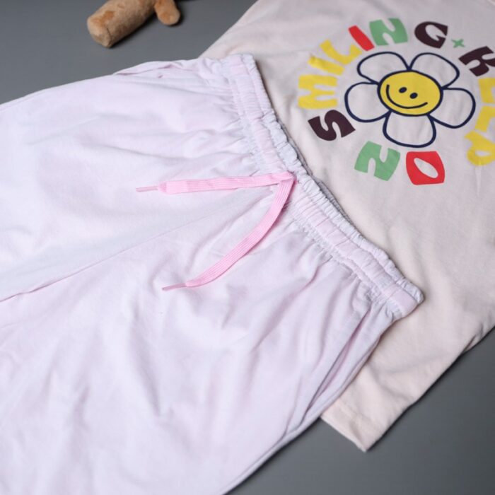 ⁦طقم قطعتين تيشيرت وشورت للأطفال لون زهري فاتح⁩ - الصورة ⁦3⁩