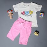 ⁦طقم قطعتين تيشيرت وشورت للأطفال لون أصفر بارد وزهري⁩ - الصورة ⁦2⁩