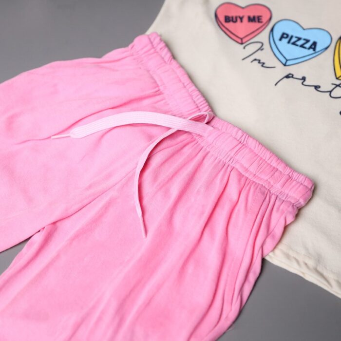 ⁦طقم قطعتين تيشيرت وشورت للأطفال لون أصفر بارد وزهري⁩ - الصورة ⁦3⁩