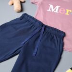 ⁦طقم قطعتين تيشيرت وشورت للأطفال لون نهدي وكحلي⁩ - الصورة ⁦3⁩