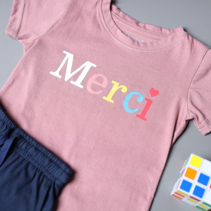 ⁦طقم قطعتين تيشيرت وشورت للأطفال لون نهدي وكحلي⁩ - الصورة ⁦4⁩