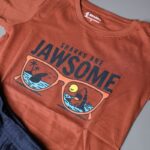 ⁦طقم قطعتين تيشيرت وشورت للأطفال لون كرميدي وكحلي⁩ - الصورة ⁦4⁩