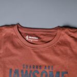 ⁦طقم قطعتين تيشيرت وشورت للأطفال لون كرميدي وكحلي⁩ - الصورة ⁦5⁩