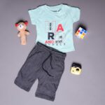 ⁦طقم قطعتين تيشيرت وشورت للأطفال لون أخضر ورمادي⁩ - الصورة ⁦2⁩