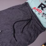 ⁦طقم قطعتين تيشيرت وشورت للأطفال لون أخضر ورمادي⁩ - الصورة ⁦3⁩