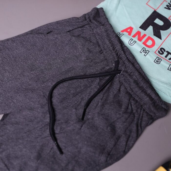 ⁦طقم قطعتين تيشيرت وشورت للأطفال لون أخضر ورمادي⁩ - الصورة ⁦3⁩