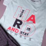 ⁦طقم قطعتين تيشيرت وشورت للأطفال لون أخضر ورمادي⁩ - الصورة ⁦4⁩