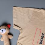 طقم قطعتين تيشيرت وشورت للأطفال لون بني فاتح وبني غامق