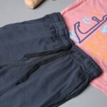 ⁦طقم قطعتين تيشيرت وشورت للأطفال لون نهدي وأسود⁩ - الصورة ⁦3⁩