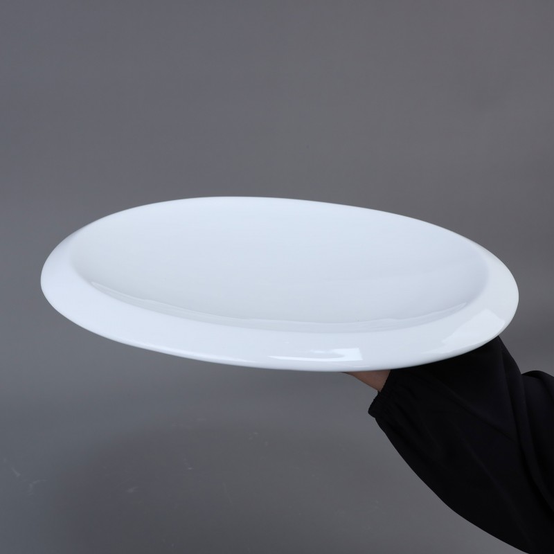 ⁦صحن بورسلان بتصميم بيضاوي حجم 35×27 سم لون أبيض⁩ - الصورة ⁦1⁩