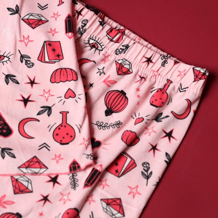 ⁦بجامة صيفية للنساء لون زهري برسومات مختلفة⁩ - الصورة ⁦3⁩