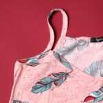 بجامة صيفية للنساء لون زهري بتصميم ريشة