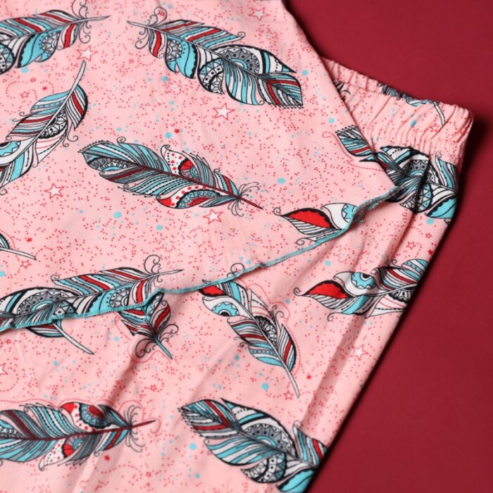 ⁦بجامة صيفية للنساء لون زهري بتصميم ريشة⁩ - الصورة ⁦4⁩