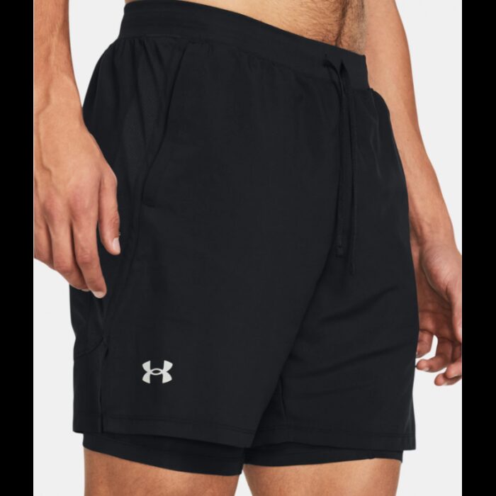 ⁦شورت اندر ارمور لانش7 2 في 1 للرجال لون اسود-Under Armour Men's UA Launch 7" 2-in-1 Shorts⁩ - الصورة ⁦4⁩