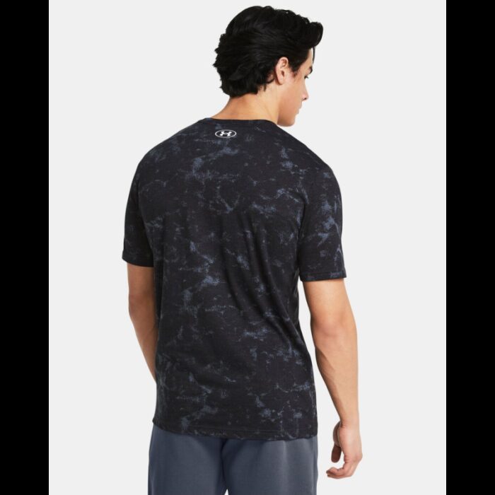 ⁦Under Armour Men's UA Rock Payoff Printed Graphic T-shirt-تيشيرت اندر ارمور روك باي اوف برينتيد للرجال لون اسود⁩ - الصورة ⁦2⁩