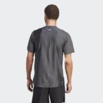 ⁦تيشيرت اديداس هيت وورك اوت ثلاث خطوط للرجال لون رمادي-adidas Mens' HIIT Workout 3-Stripes Tee - Grey⁩ - الصورة ⁦3⁩
